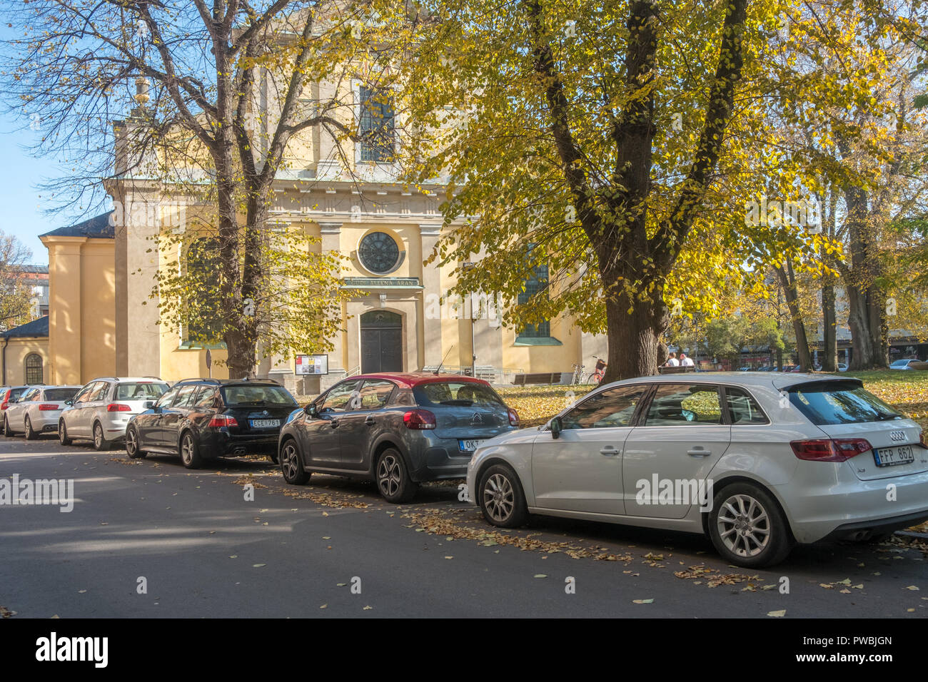 Il Parco Olai e Saint Olai chiesa visto dalla strada Knäppingsborgsgatan durante la caduta di Norrköping, Svezia. Foto Stock