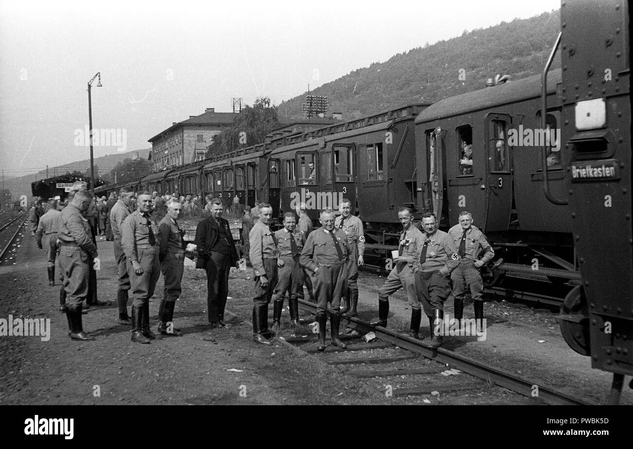Tedeschi in arrivo alla stazione ferroviaria di Norimberga per la Germania nazista NSDAP Norimberga Rally 1936 Parade al rally Ground 10 settembre 1936. stormtroopers brownshirts Foto Stock