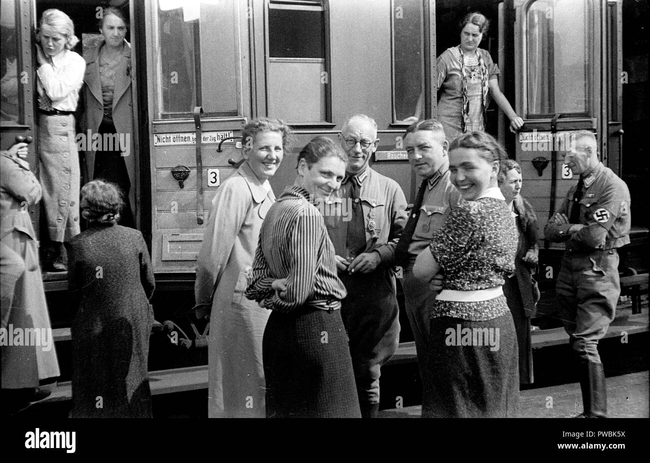 I tedeschi che arrivano a Norimberga stazione ferroviaria per la Germania nazista NSDAP Nuremberg Rally 1936 Parade al rally terra 10 Settembre 1936 Foto Stock