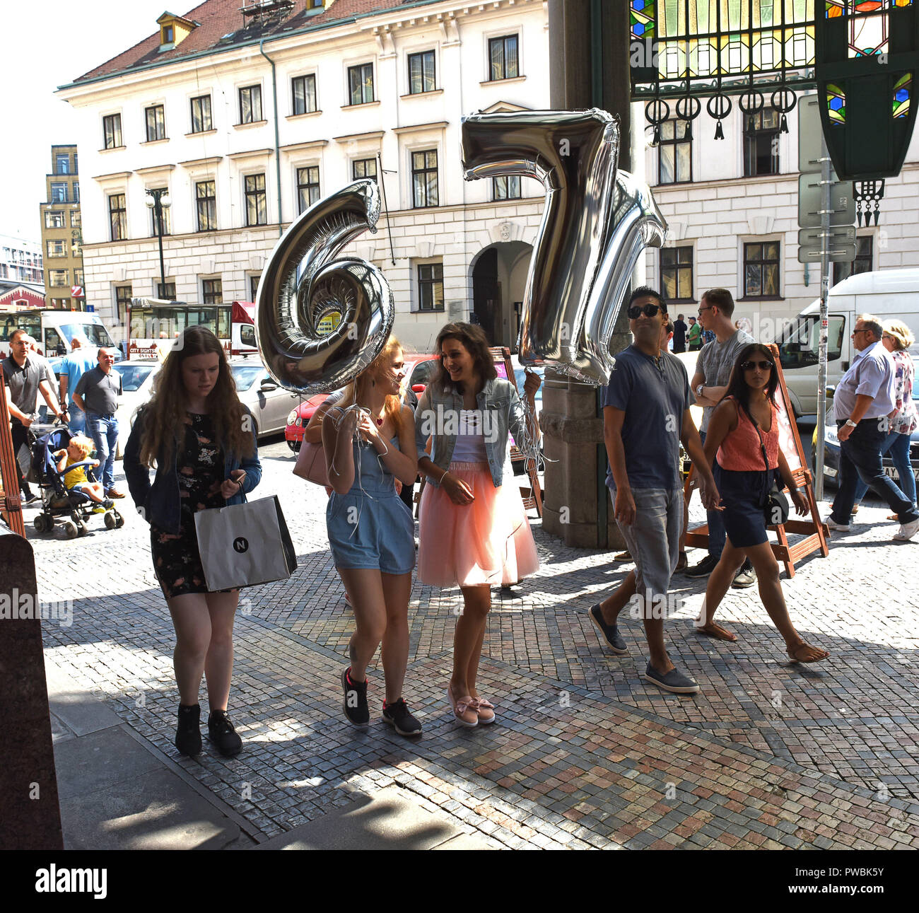 Giovani ragazze adolescenti con festa di compleanno palloncini a Praga Foto Stock