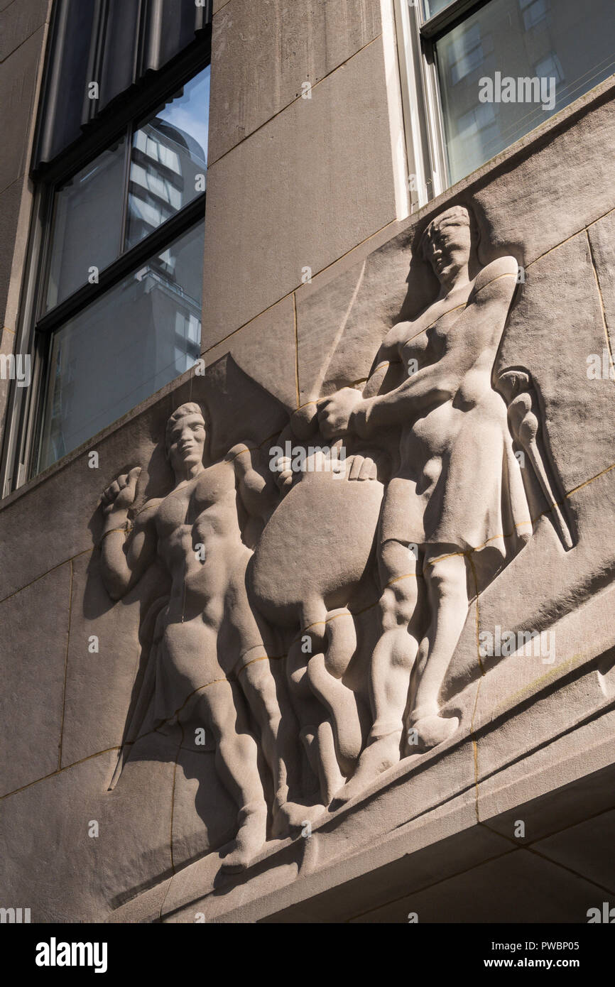 Per commemorare gli operai del centro di carving, Rockefeller Center, New York, Stati Uniti d'America Foto Stock