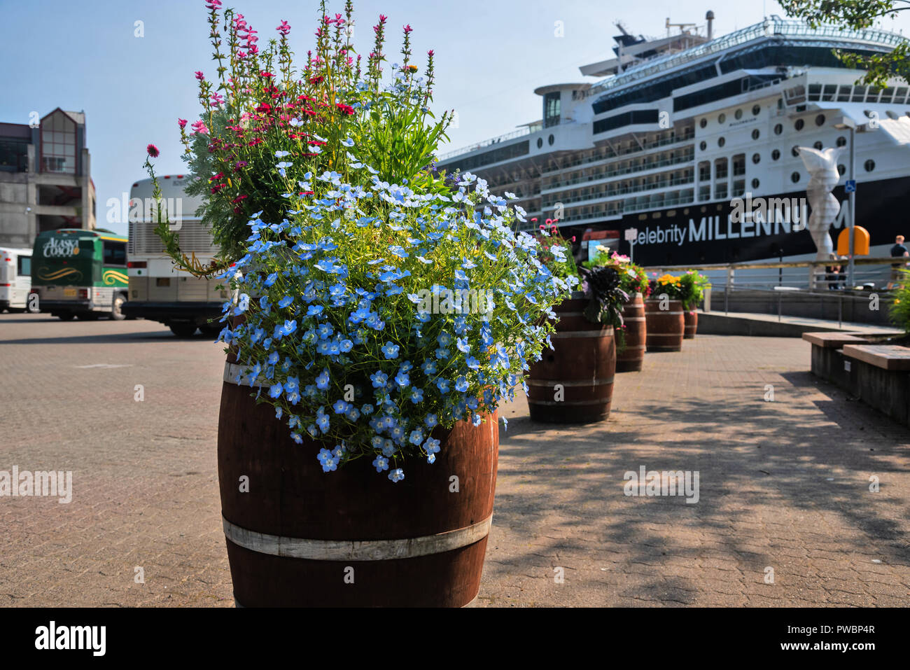 Pier e Celebrity Millennium nave da crociera, la città e il borgo di Juneau, la città capitale di Alaska, STATI UNITI D'AMERICA Foto Stock