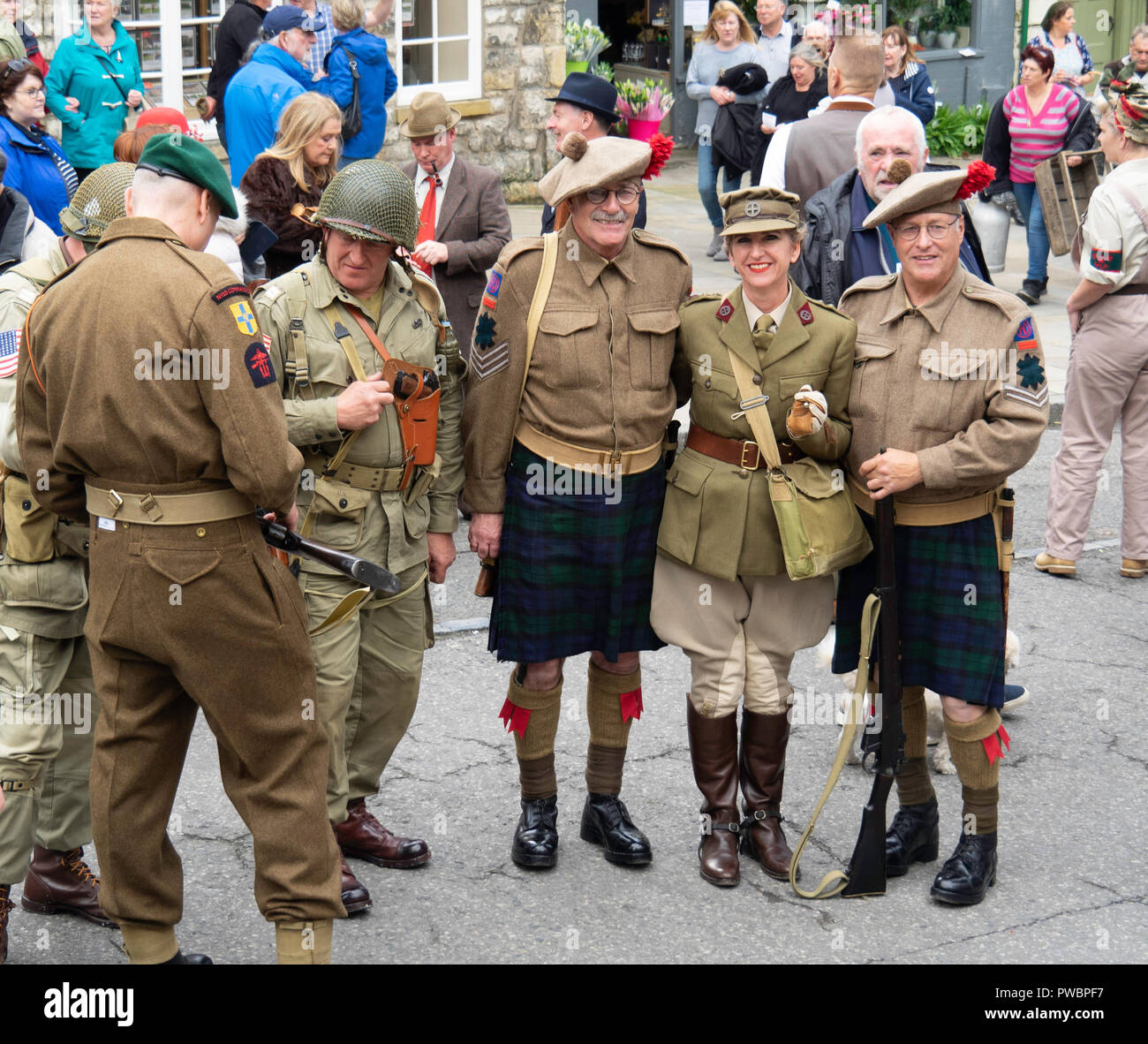 Ottobre 2018 uomini e donne abbigliate come soldati nella seconda guerra mondiale a un annuale rievocazione in Pckering North Yorkshire Foto Stock