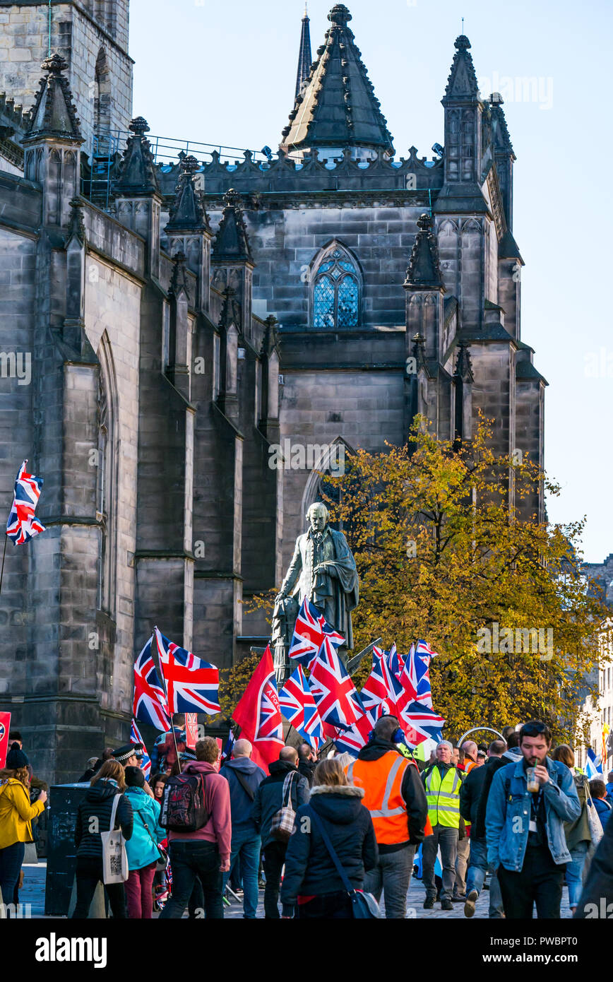 Pro Unione sostenitori Unione sventolando bandiere Jack a Tutti sotto uno striscione indipendenza scozzese marzo 2108, Royal Mile di Edimburgo, Scozia, Regno Unito Foto Stock