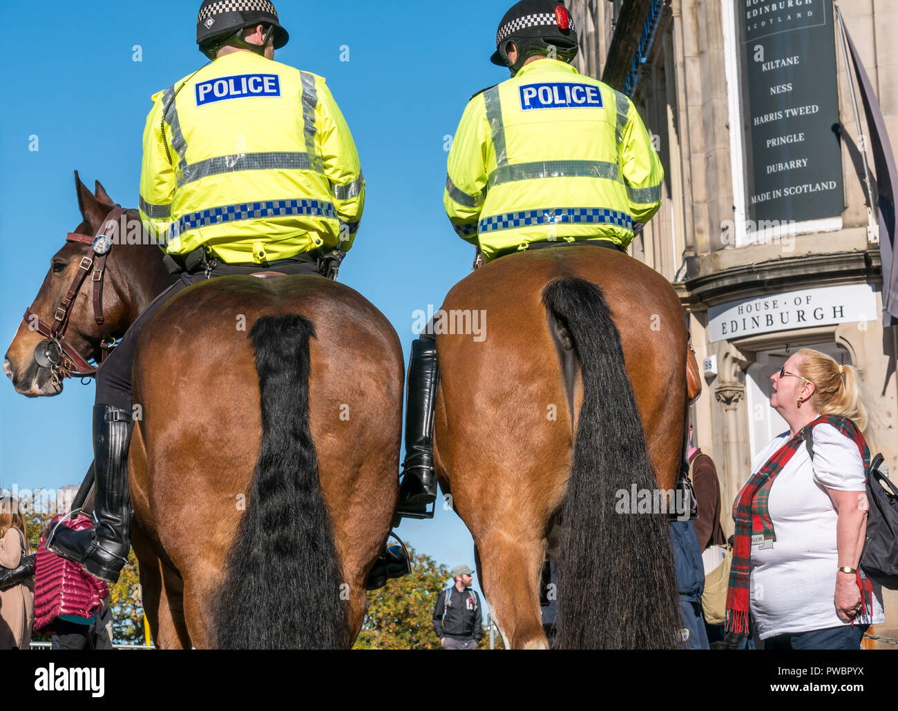 Vista posteriore dei cavalli della polizia a Scottish indipendenza Tutti sotto uno striscione AUOB marzo 2018, Royal Mile di Edimburgo, Scozia, Regno Unito Foto Stock
