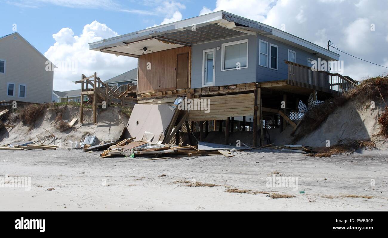 Danni alle case sulla spiaggia dopo il passaggio dell uragano Florence Settembre 24, 2018 in Topsail Beach, Carolina del Nord. Foto Stock
