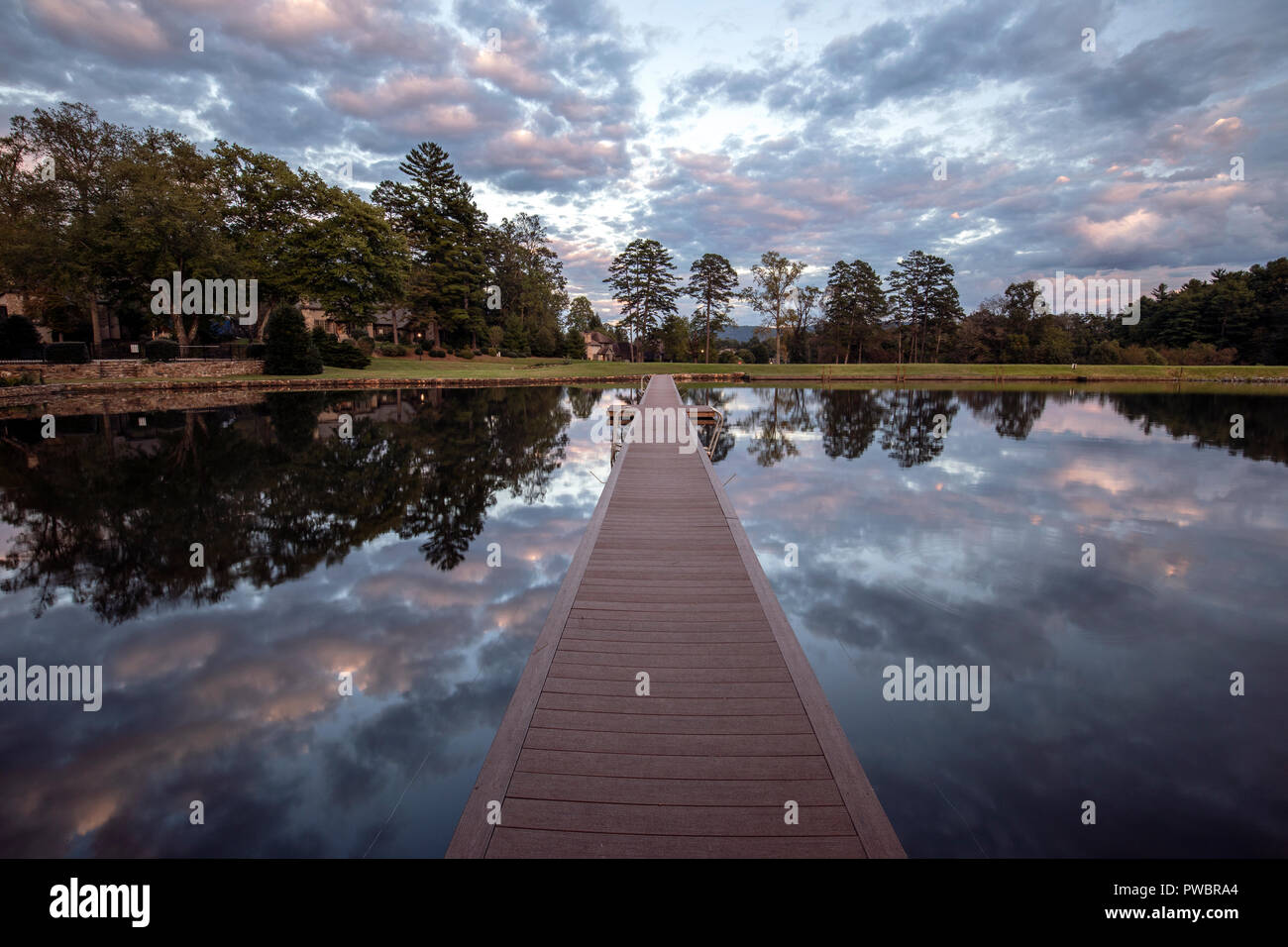 Straus riflessioni sul lago al tramonto - Brevard, North Carolina, STATI UNITI D'AMERICA Foto Stock