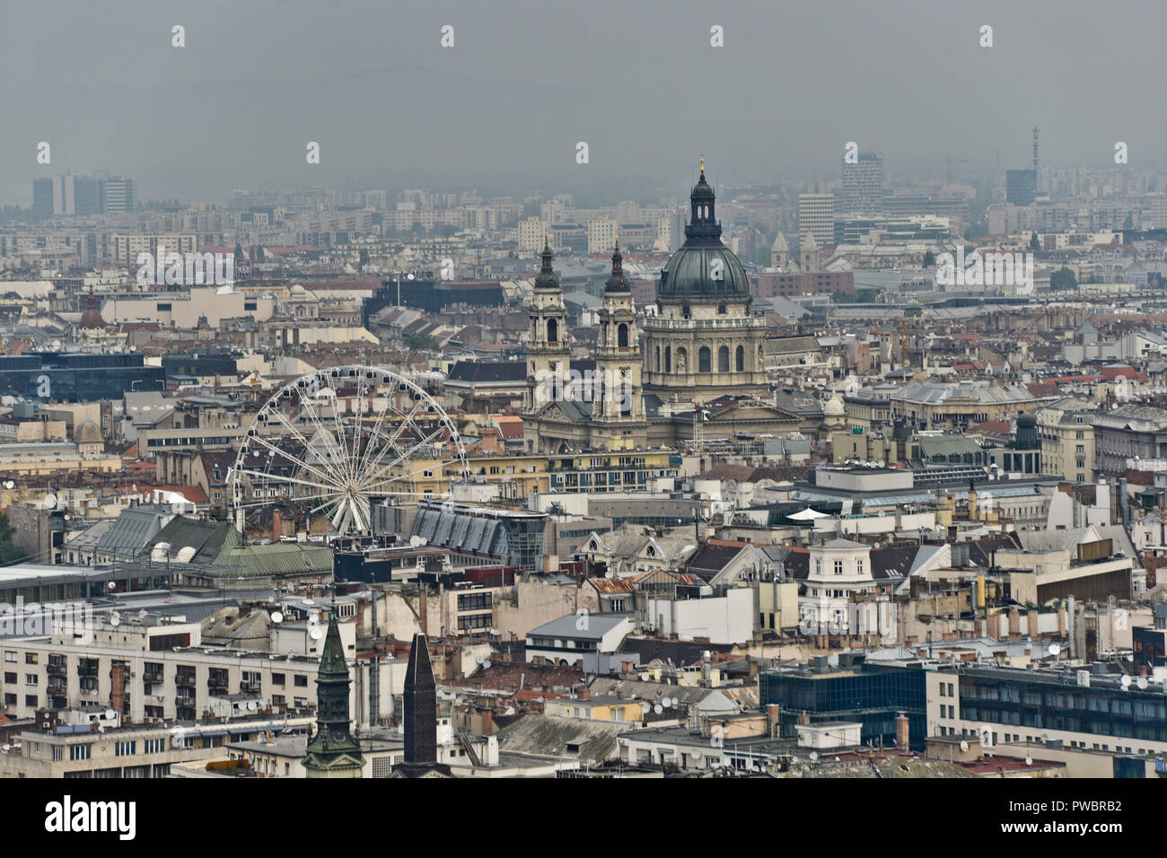 Budapest, vista panoramica della città con St Stephen Basilica, dalla collina Gellért. Ungheria Foto Stock