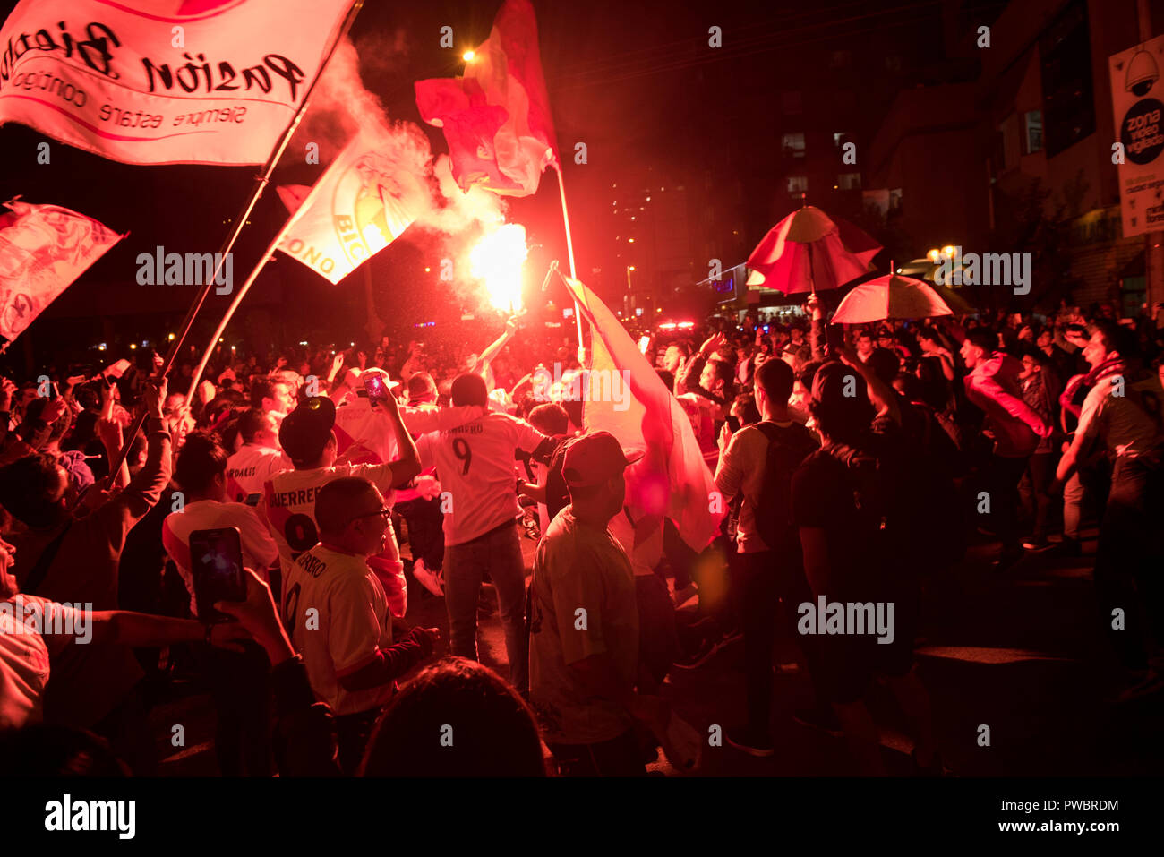 Il fanatismo in Peru vs. Cile Soccer. Foto Stock