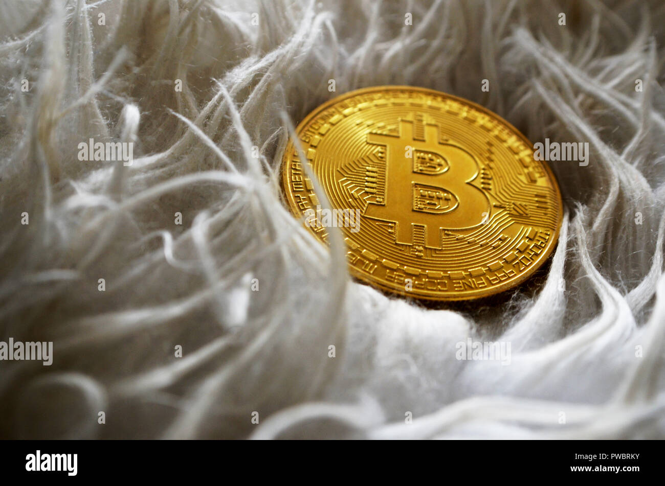 Bitcoin closeup su sfondo bianco Foto Stock