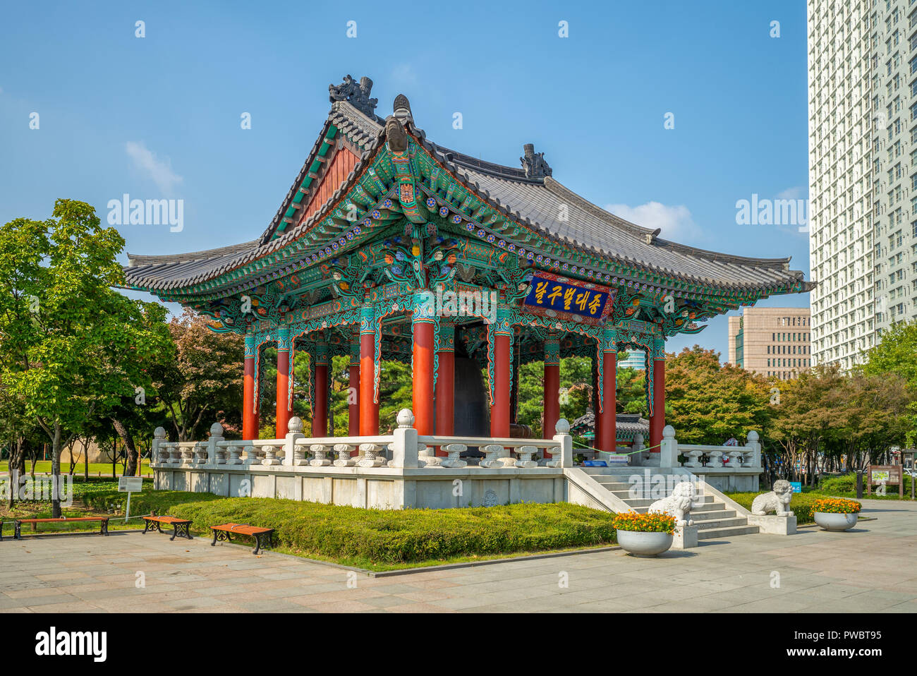 Bell Pavilion di Gukchaebosang Memorial Park. La traduzione dei caratteri coreani è 'Dalgubeol Grand Bell' Foto Stock