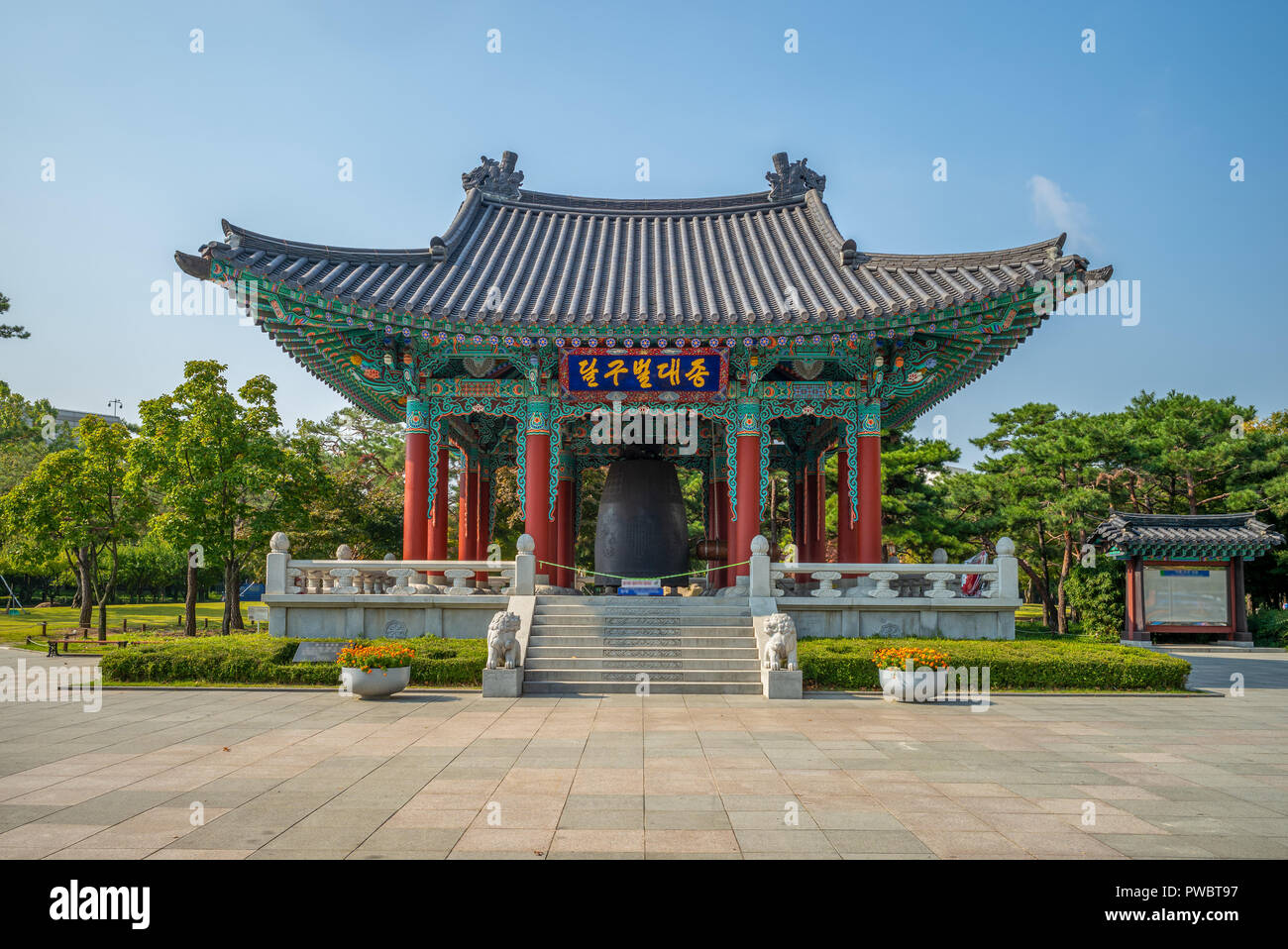 Bell Pavilion di Gukchaebosang Memorial Park. La traduzione dei caratteri coreani è 'Dalgubeol Grand Bell' Foto Stock