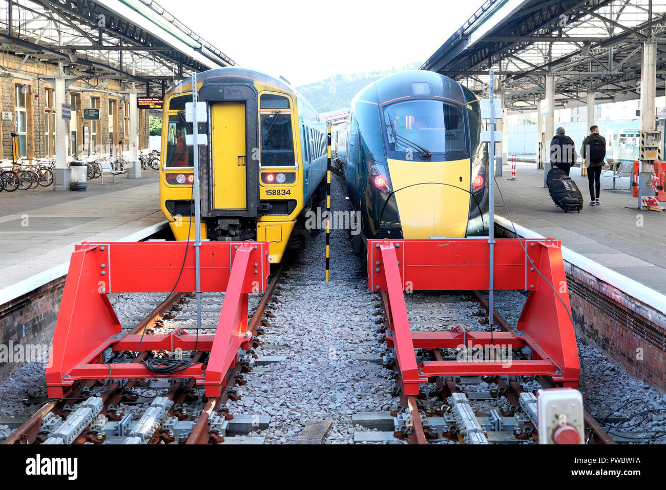 Vecchio treno diesel e nuovo GWR Hitachi 800 in attesa affiancati su binari da buffer a Swansea Stazione Ferroviaria nel South Wales UK KATHY DEWITT Foto Stock