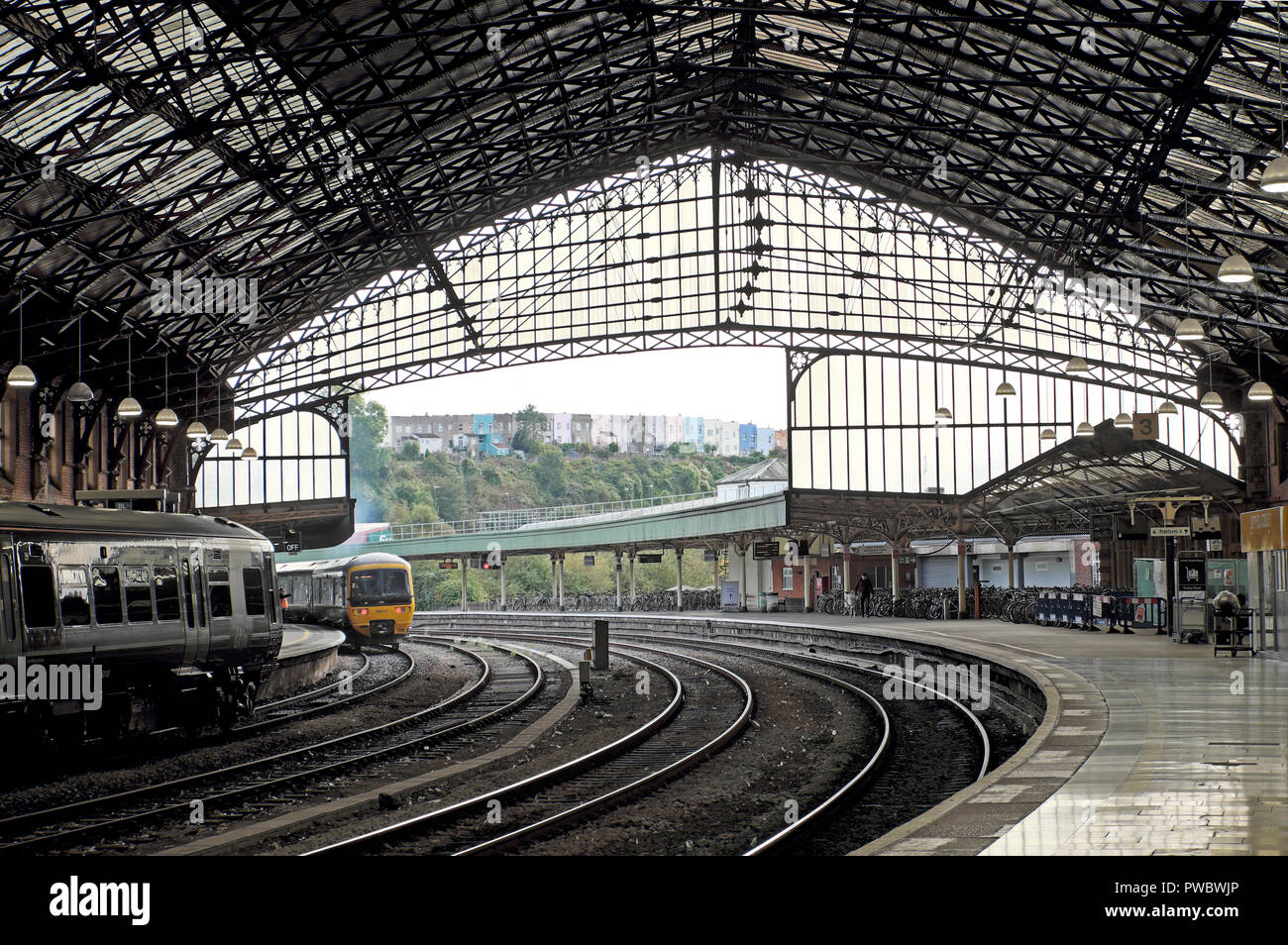 Una vista della ferrovia e i treni da dentro la stazione ferroviaria di Bristol Temple Meads nella città di Bristol REGNO UNITO Inghilterra KATHY DEWITT Foto Stock
