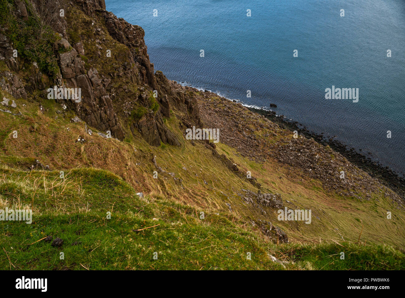 Ripide scogliere a riva nei pressi di Kilt Rock e la lealt Falls, Isola di Skye, Scotland, Regno Unito Foto Stock