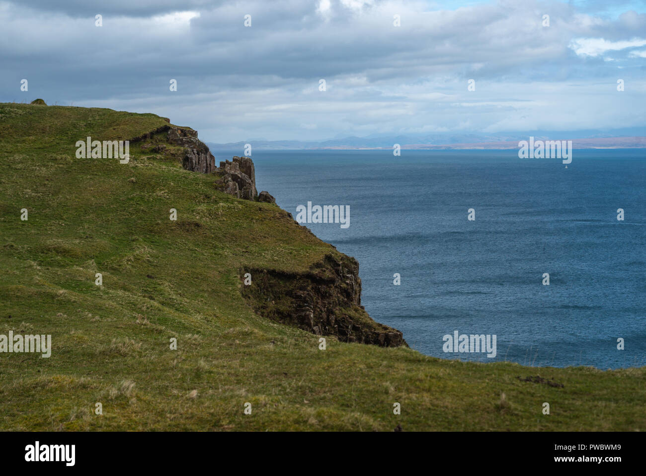 Ripide scogliere a riva nei pressi di Kilt Rock e la lealt Falls, Isola di Skye, Scotland, Regno Unito Foto Stock