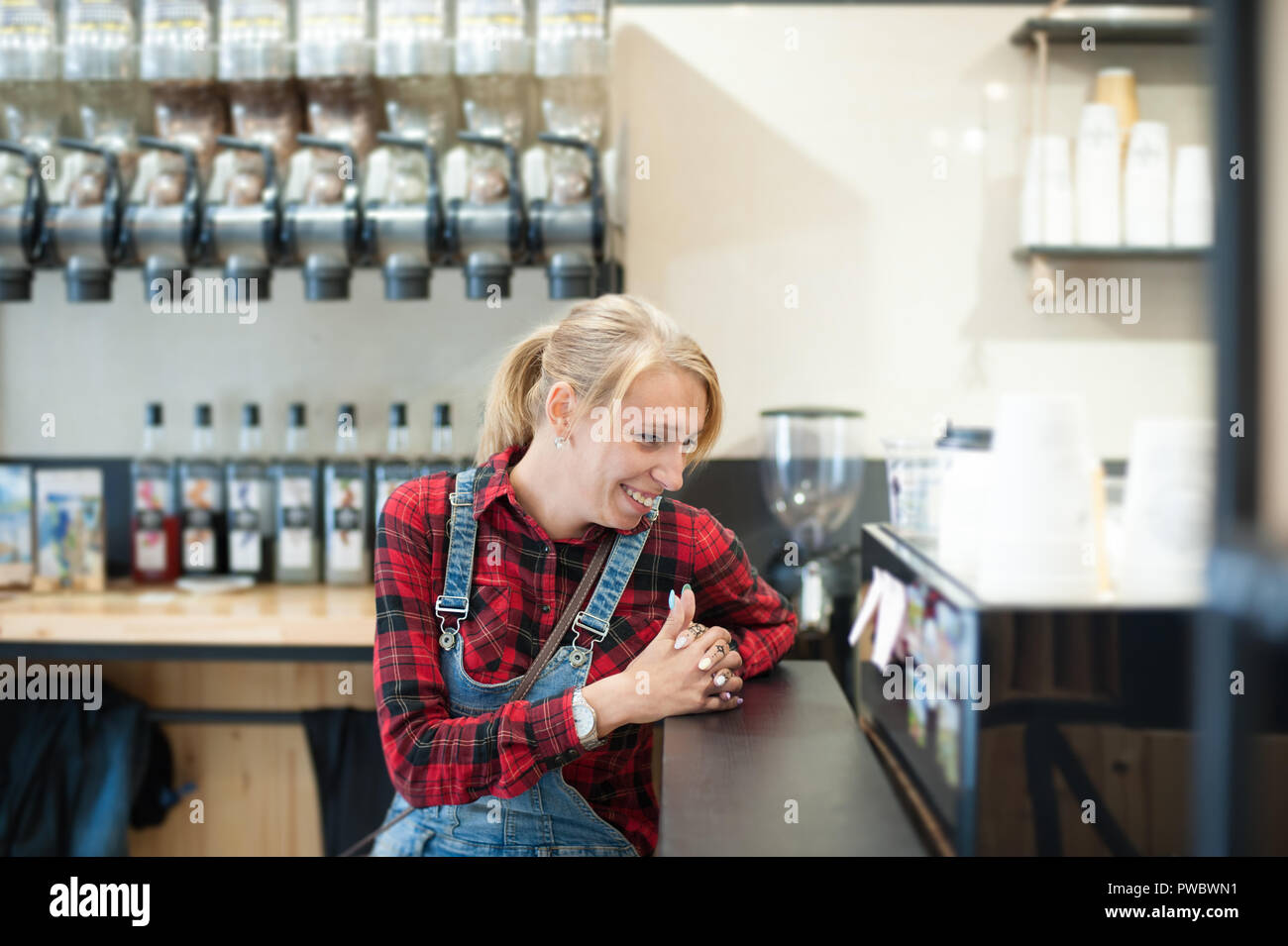Divertente ridere americano caucasico alla moda ragazza ridere in seduta coffehouse Foto Stock