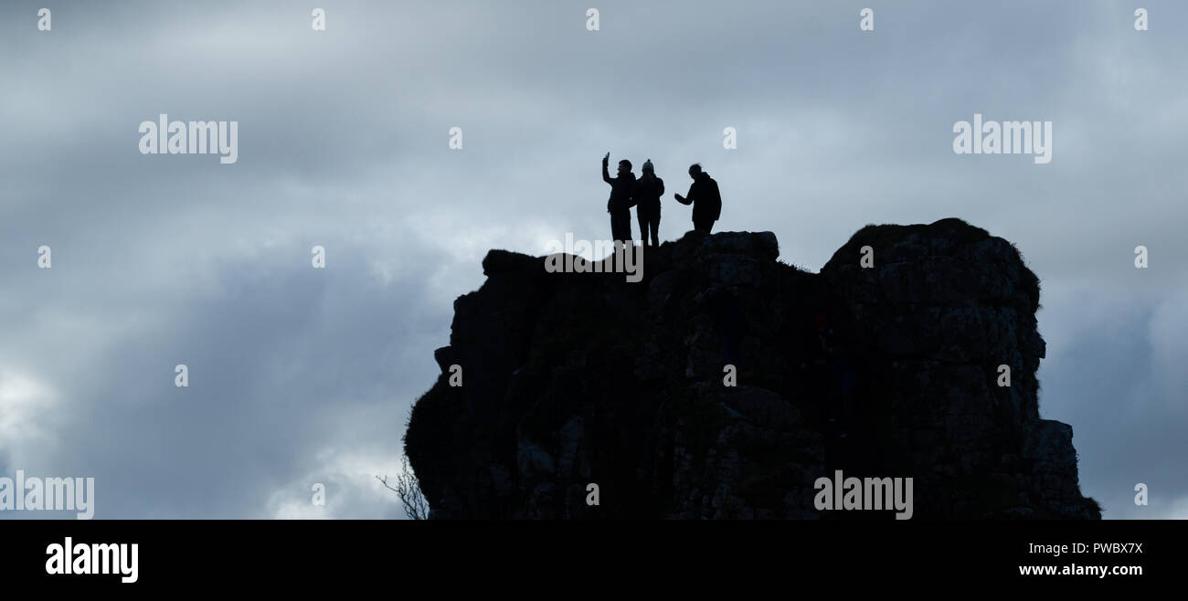 Silhouette di persone che prendono un selfie sul Castello Ewen, Fairy Glen, Isola di Skye, Scotland, Regno Unito Foto Stock