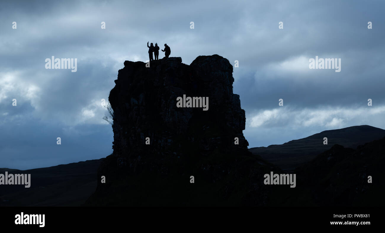 Silhouette di persone che prendono un selfie sul Castello Ewen, Fairy Glen, Isola di Skye, Scotland, Regno Unito Foto Stock