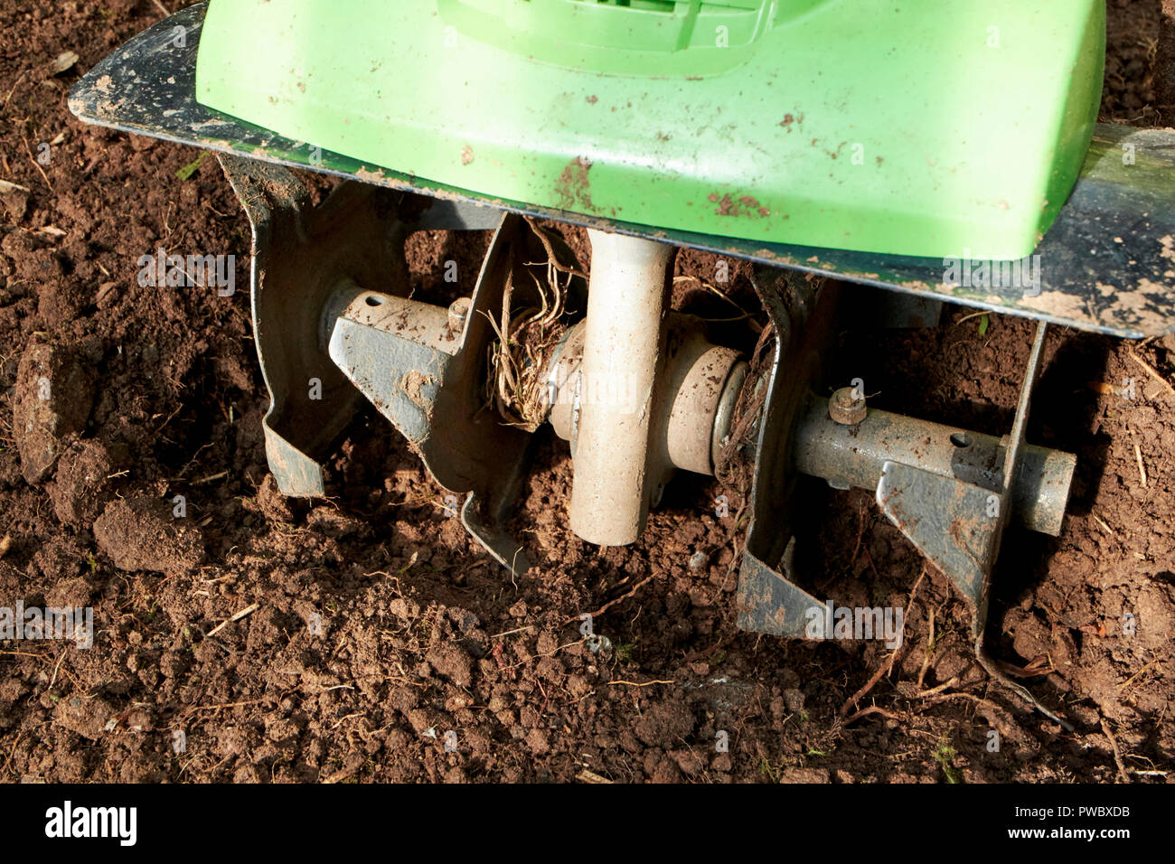 Piccolo giardino rotavator lavorazione argilla del suolo in giardino Foto Stock