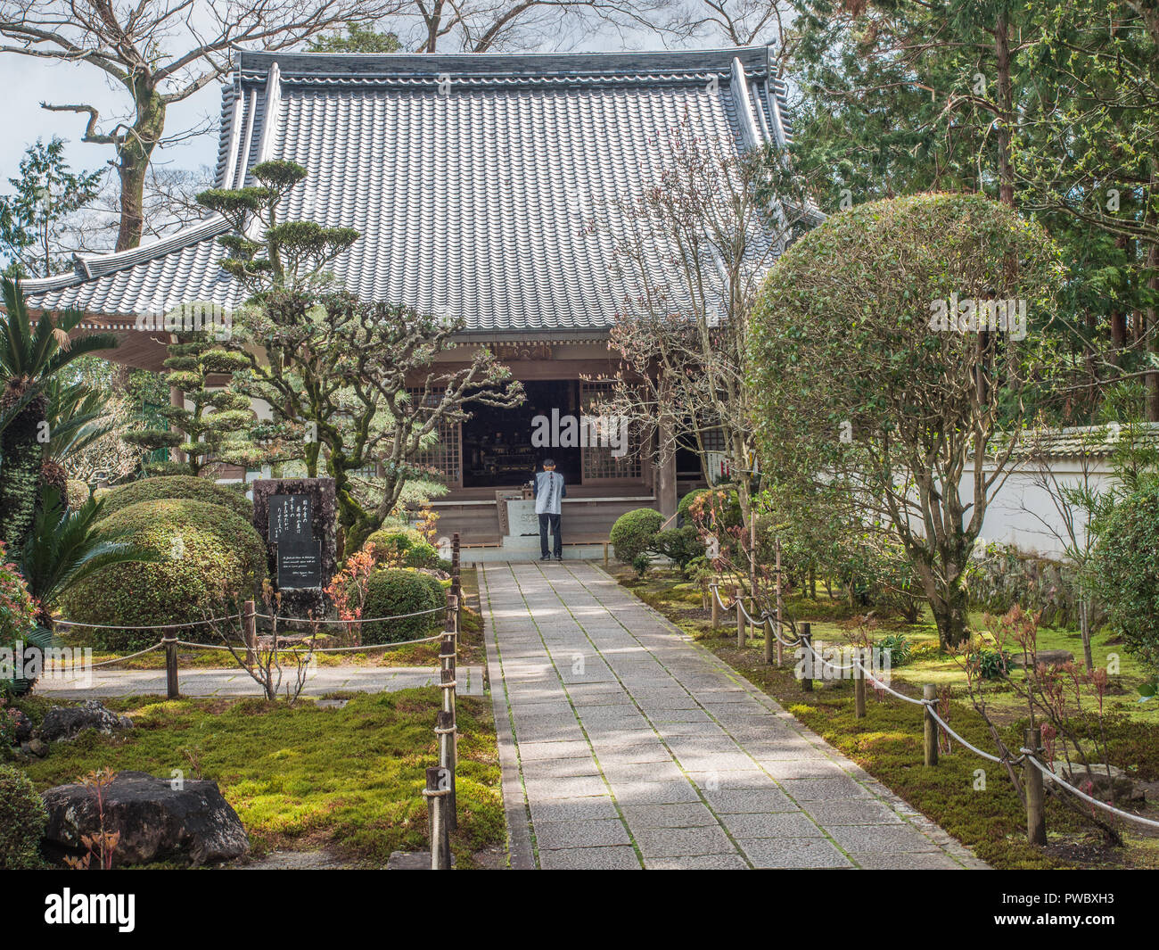 Pellegrino Henro pregando, tempio Kokubunji 29, Shikoku 88 tempio pellegrinaggio, Kochi, Giappone Foto Stock