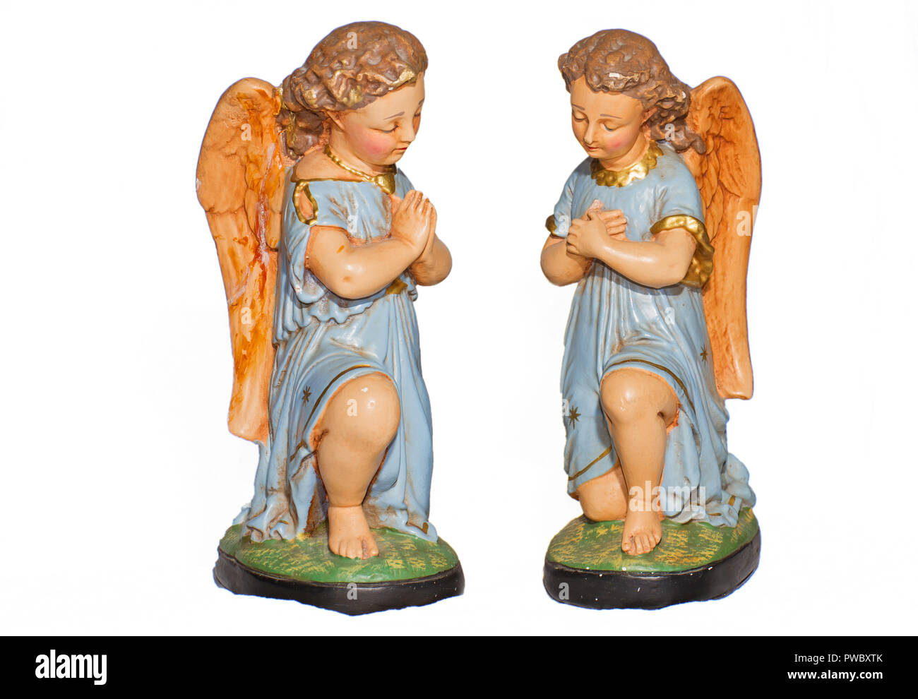 Due angeli in preghiera con il vestito blu, gesso, statue in gesso e dipinte a mano, isolato su sfondo bianco Foto Stock