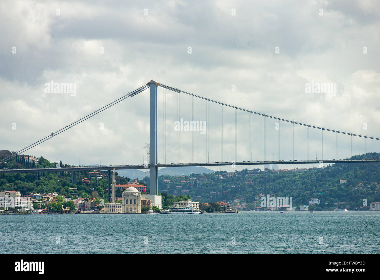 Il 15 luglio i martiri ponte sopra torreggianti edifici sulla costa di Istanbul, Istanbul, Turchia Foto Stock