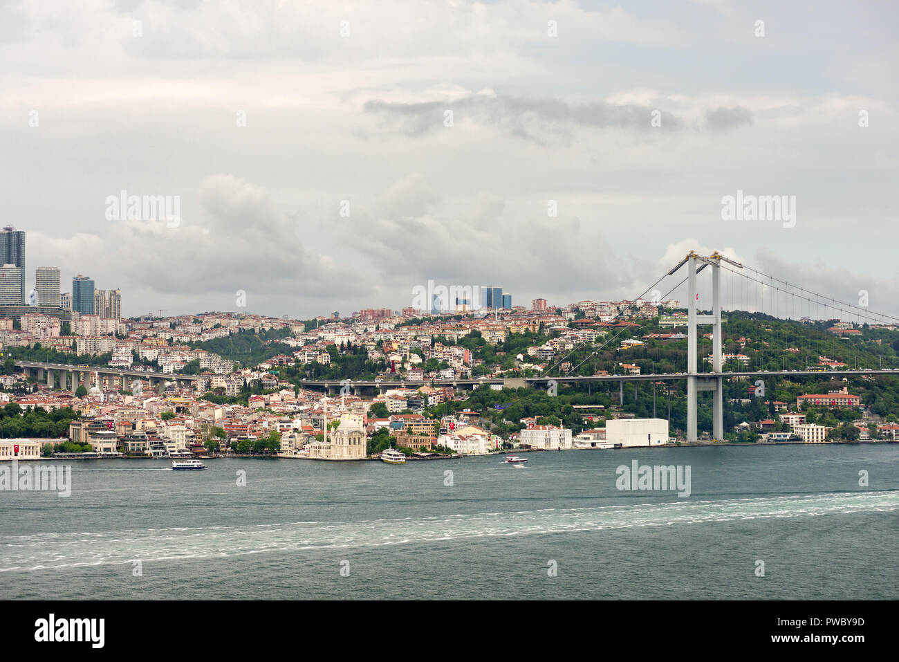 Vista in direzione di Ortakoy con la moschea e altri edifici, Istanbul, Turchia Foto Stock
