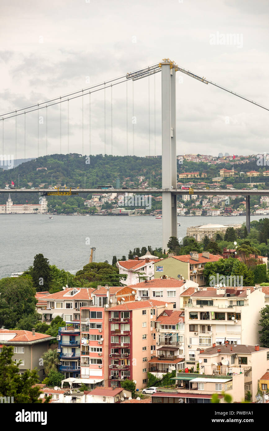 Vista del 15 luglio martiri sospensione ponte che sovrasta gli edifici al di sotto, Istanbul, Turchia Foto Stock