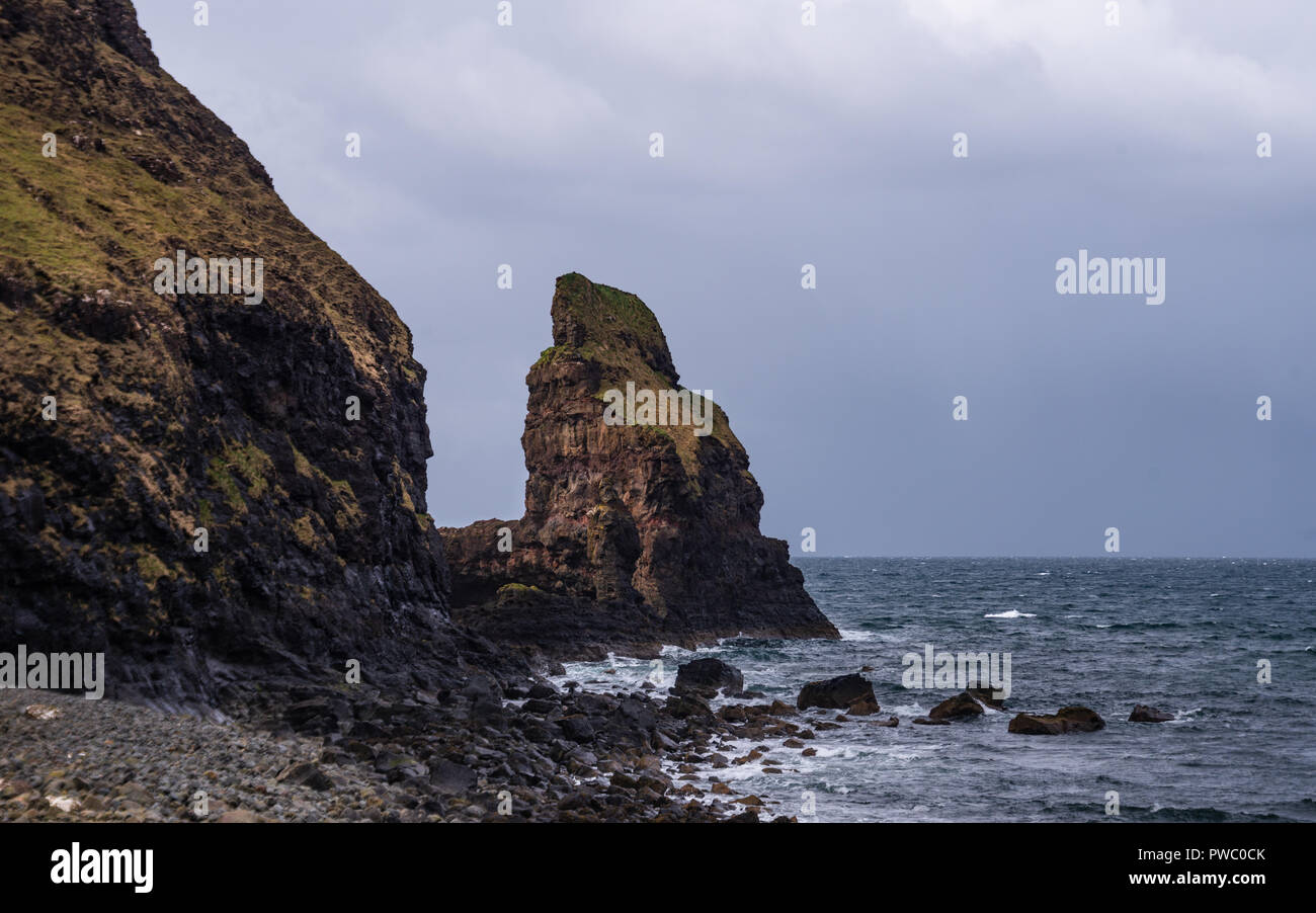 Rocce e rock formaton a Talisker Bay, il Sile di Skye, Ebridi Interne in Scozia, Regno Unito Foto Stock