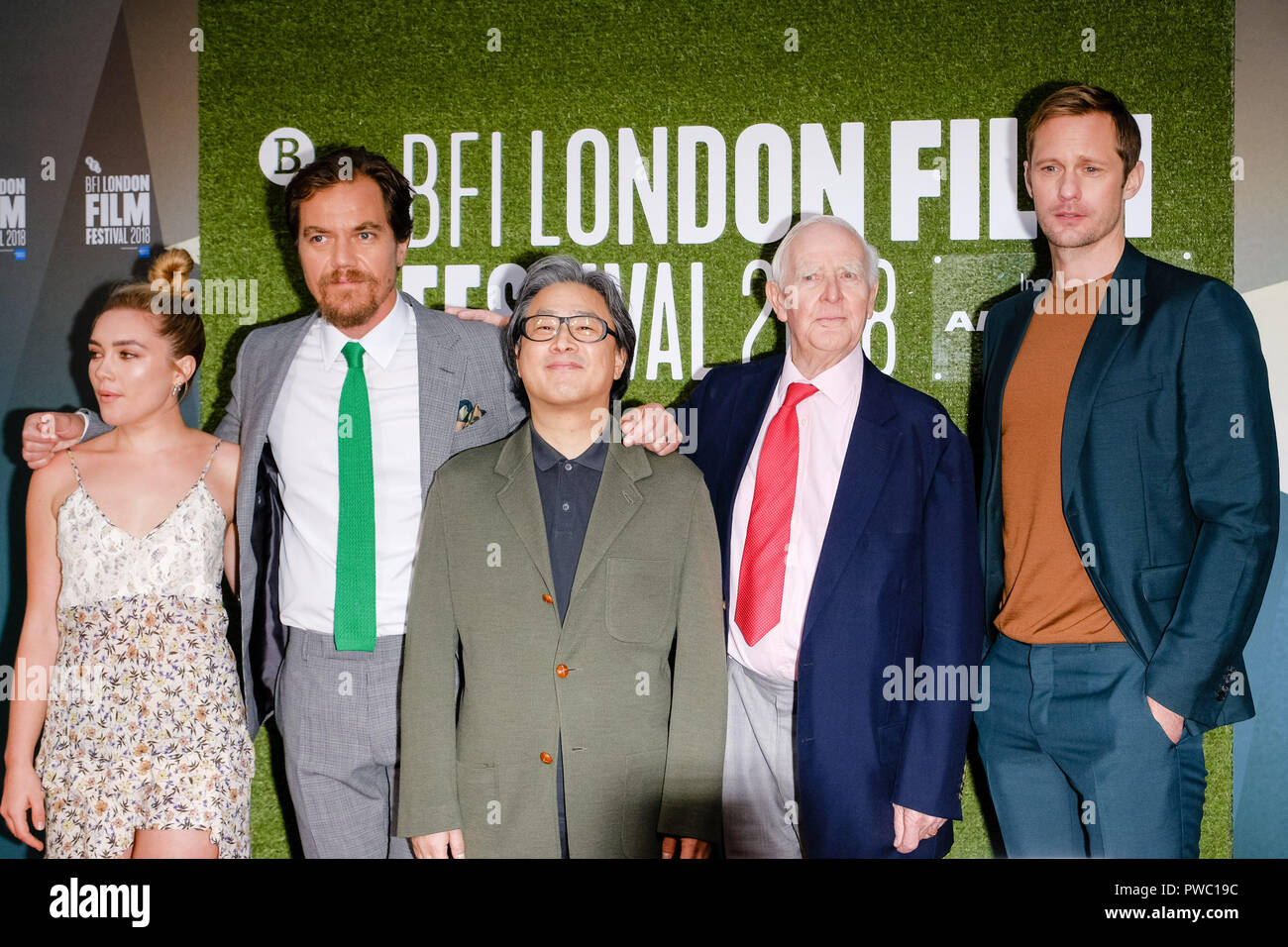 Cast e autore al London Film Festival Screening della Little Drummer Girl su Domenica 14 ottobre 2018 tenutasi al terrapieno Giardino Cinema, Londra. Nella foto: Firenze Pugh, Michael Shannon, Parco Chan-Wook John Le Carré, Alexander Skarsgard, John Le Carre. Foto di Julie Edwards. Foto Stock