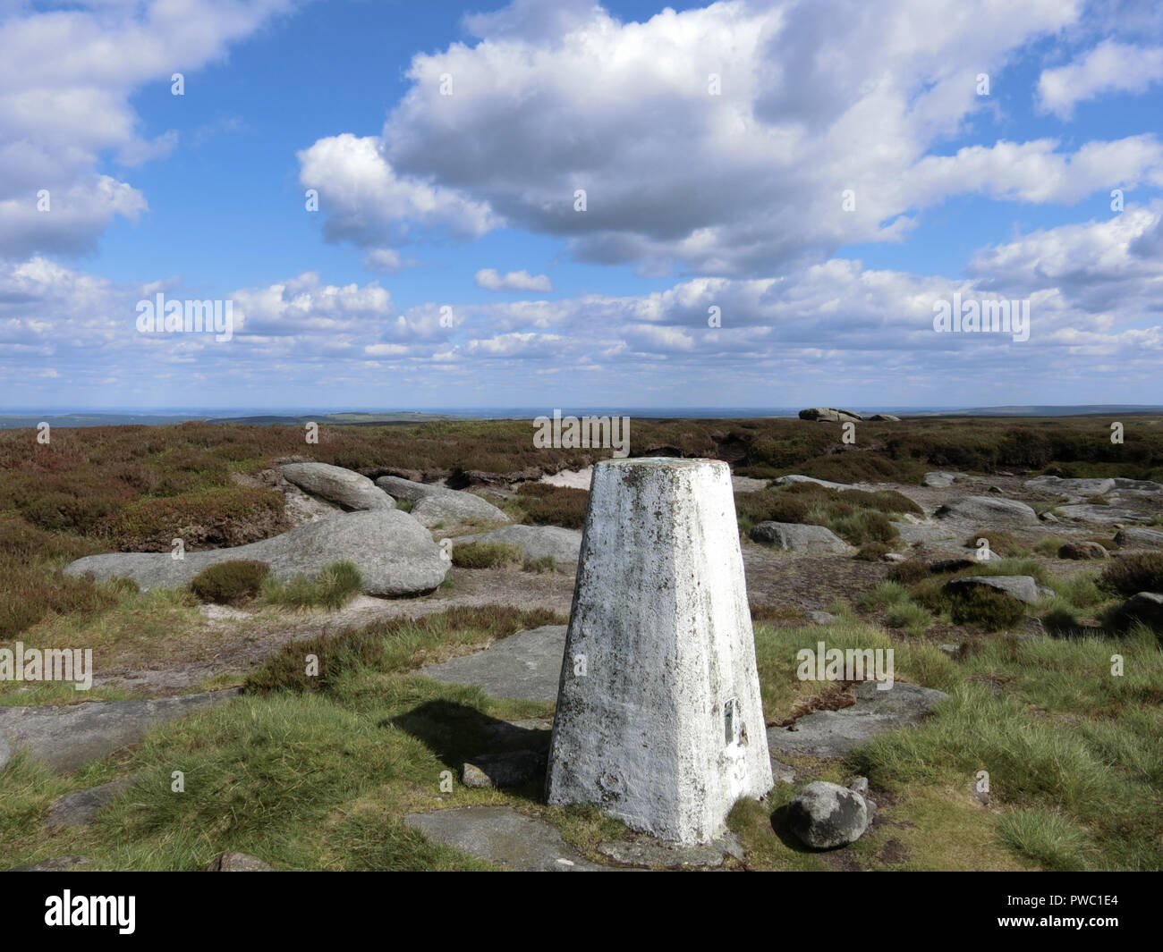 Il punto di innesco e il Vertice di Margery Hill, Howden Moor, parco nazionale di Peak District, South Yorkshire, Inghilterra, Regno Unito in giugno Foto Stock