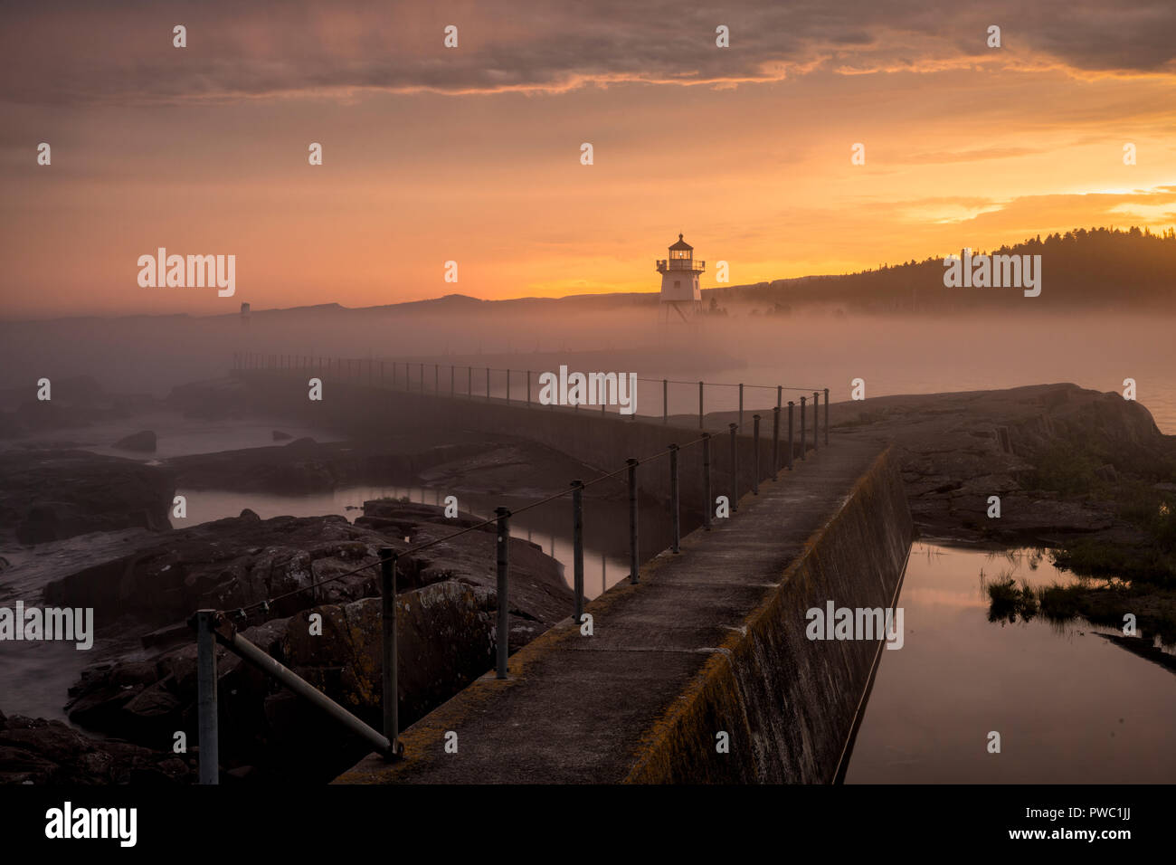 Faro di Grand Marais con una tempesta estiva che passa sopra il Lago superiore. Grand Marais si trova nella regione di Arrowhead, nel Minnesota settentrionale. Foto Stock