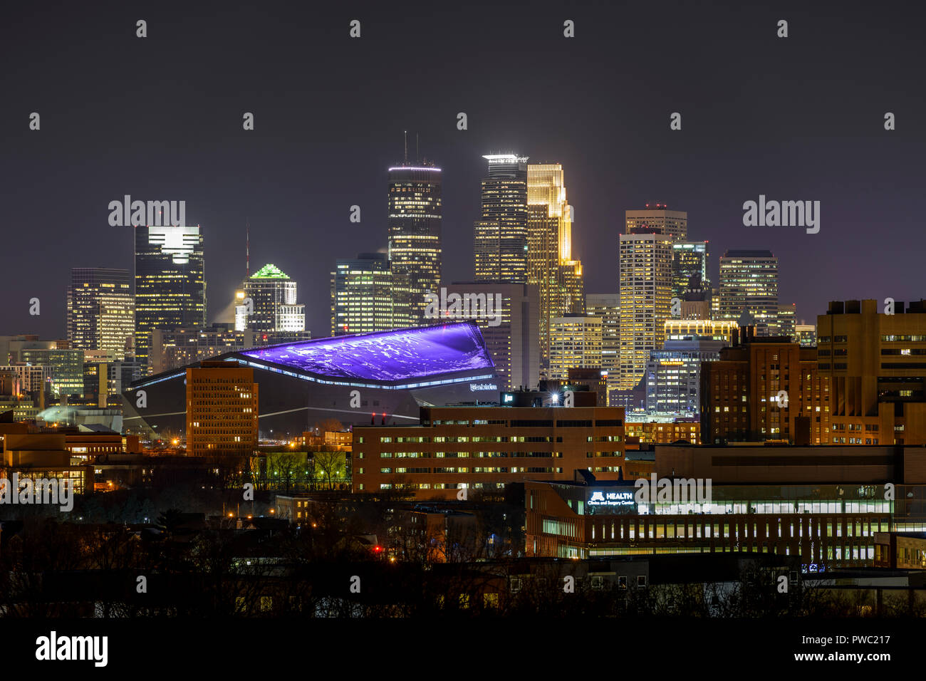Minneapolis, Minnesota skyline con USBank stadium illuminato con un tetto di colore viola. Foto Stock