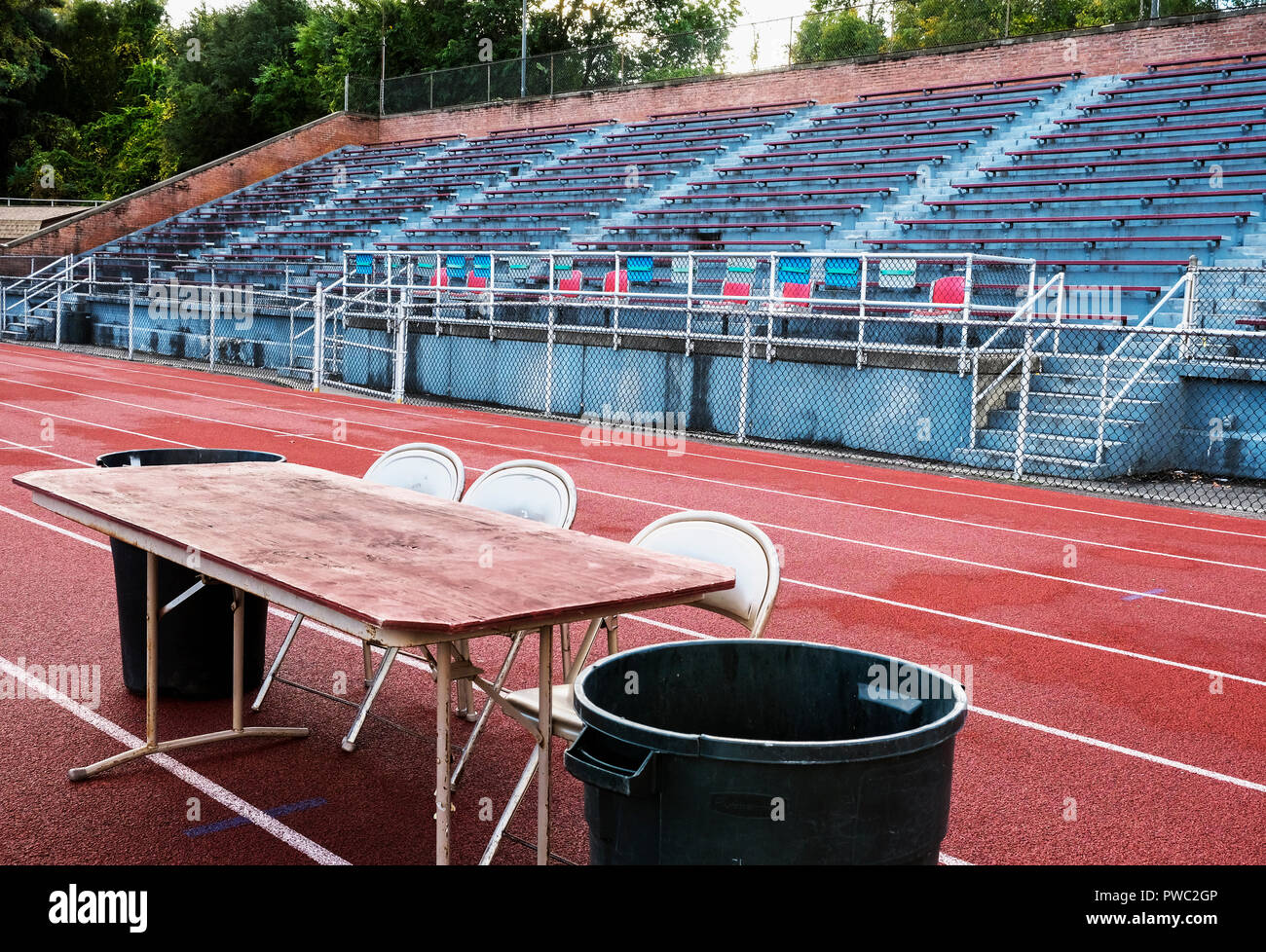 Scuola vuoto stadium bleachers con tavolo e sedie sulla via Foto Stock