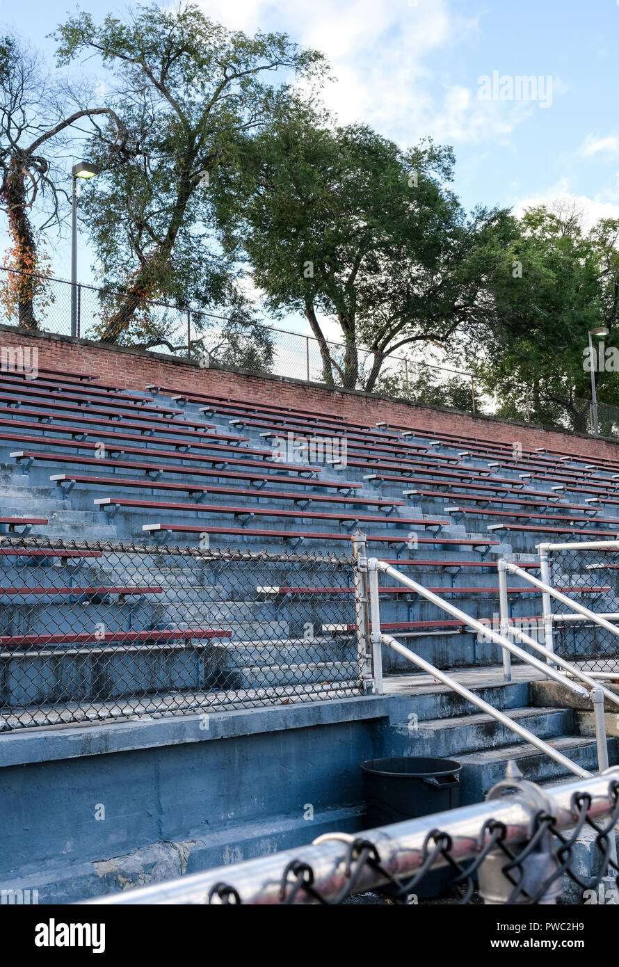 Scuola vuoto stadium bleachers con recinto Foto Stock