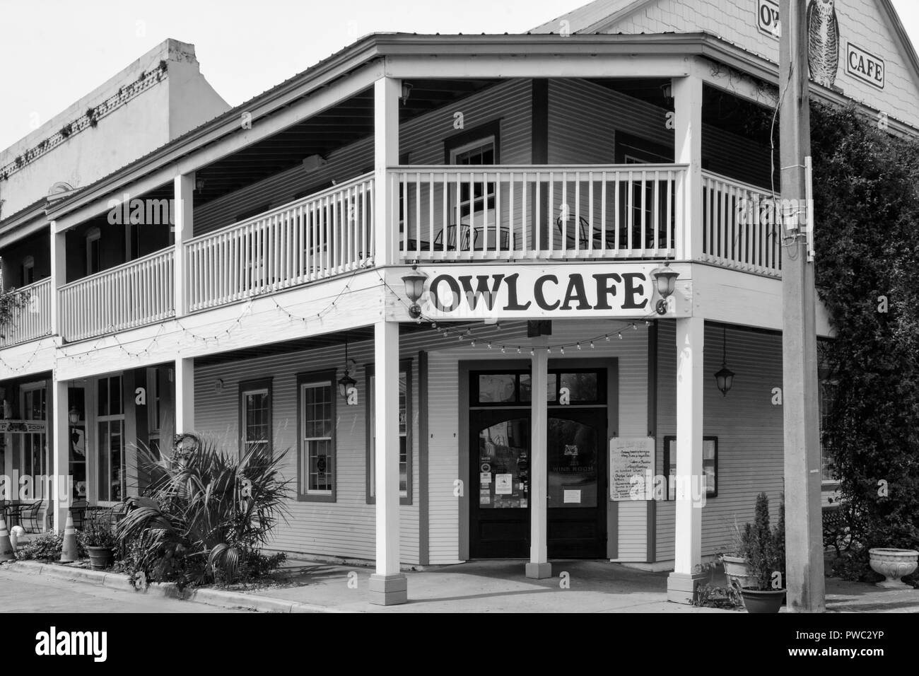 L'affascinante Owl Cafe in Apalachicola, FL, è stabilito in un classico Panhandle costiere, Florida vecchio stile architettonico, Foto Stock