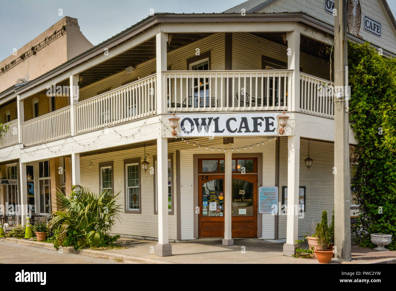 L'affascinante Owl Cafe in Apalachicola, FL, è stabilito in un classico Panhandle costiere, Florida vecchio stile architettonico, Foto Stock