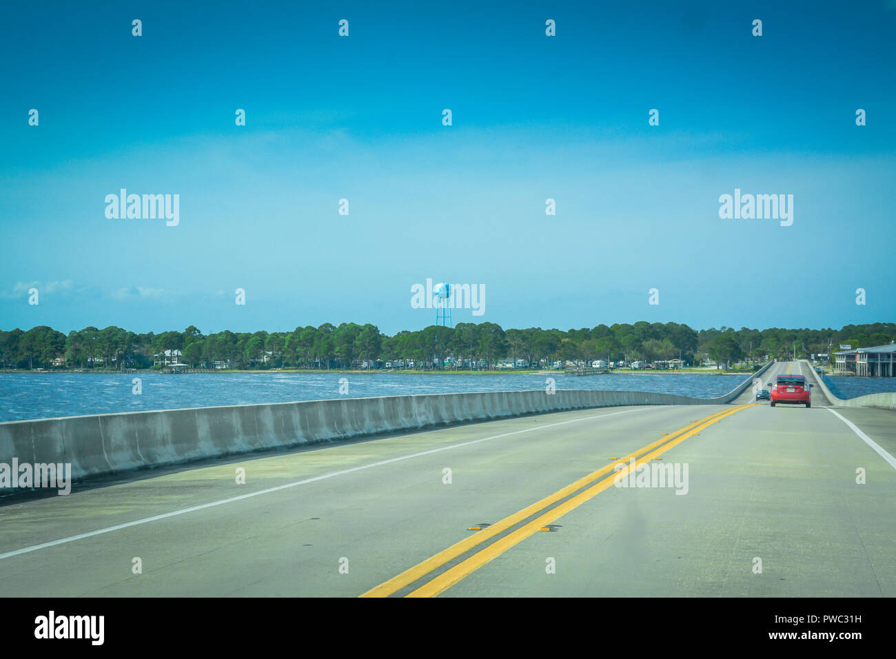 Viaggiando sulla Highway 19 lungo la costa occidentale della Florida immettendo il Panhandle e il piccolo villaggio di pescatori di Apalachicola, Florida Foto Stock