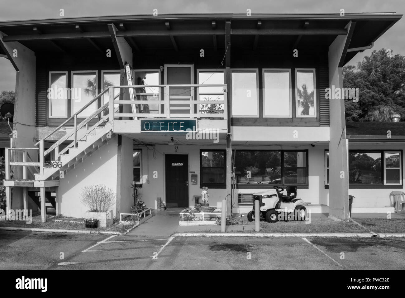 A metà secolo e in stile Motel Withlacoochee in Ingis, FL, ingresso anteriore segni e costruire Sulla Florida Panhandle, culturalmente noto come vecchia Florida Foto Stock