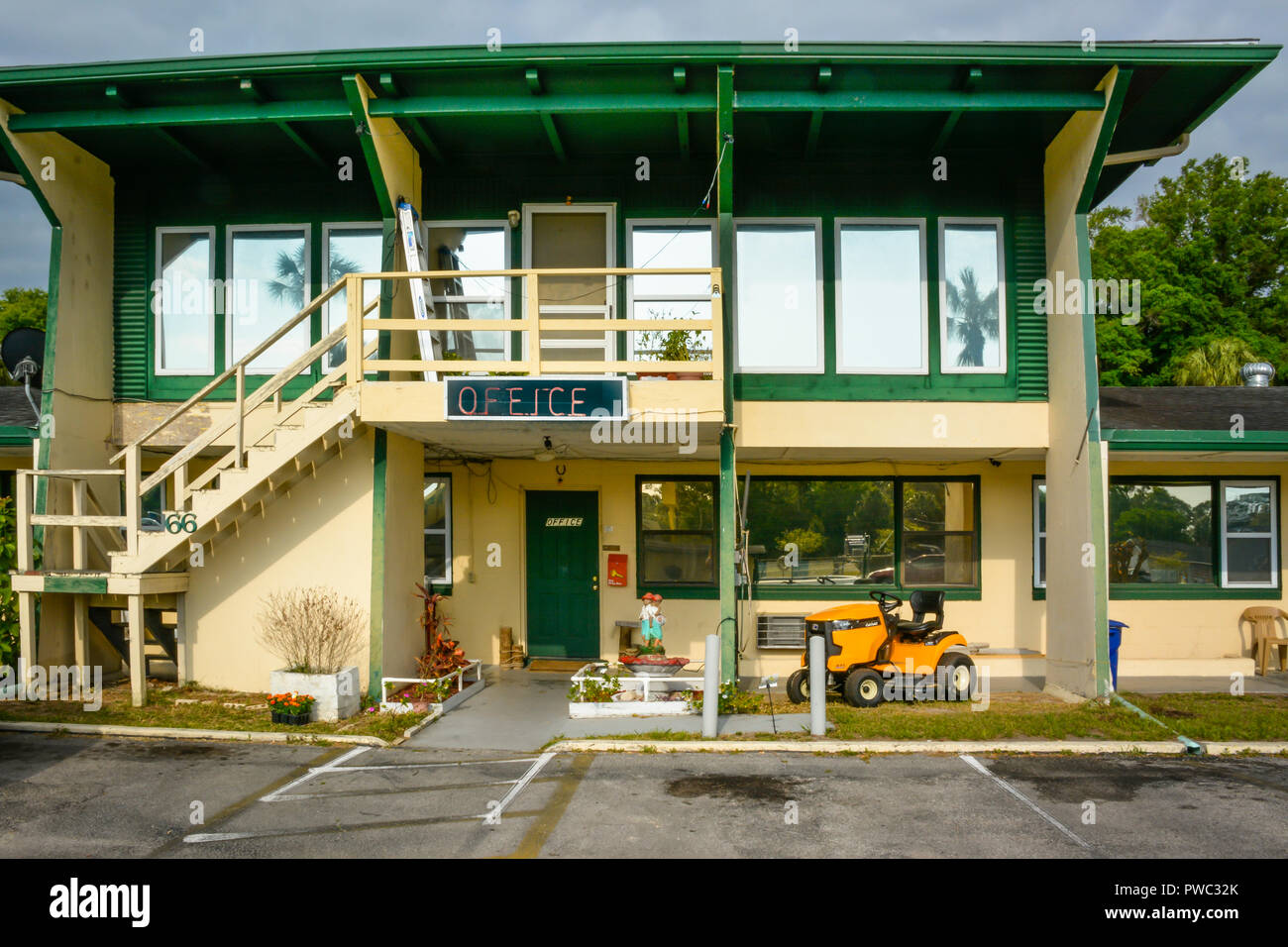 A metà secolo e in stile Motel Withlacoochee in Ingis, FL, ingresso anteriore segni e costruire Sulla Florida Panhandle, culturalmente noto come vecchia Florida Foto Stock