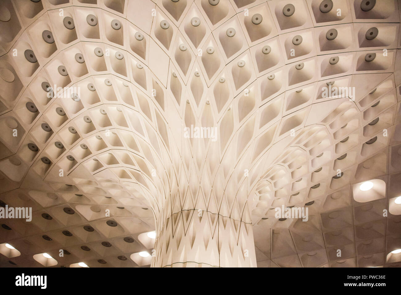 Dettaglio architettonico di una colonna nell'Aeroporto Internazionale di Mumbai, Terminal 2 dell'Aeroporto Internazionale Chhatrapati Shivaji. Foto Stock