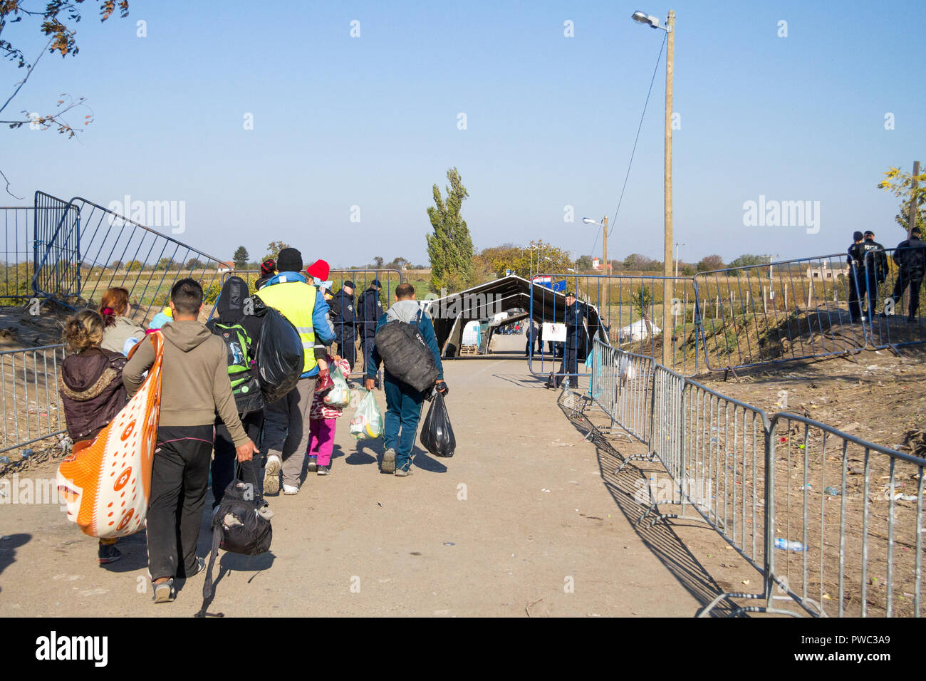 BERKASOVO, SERBIA - 31 ottobre 2015: i rifugiati a camminare verso il confine croato incrocio sulla Croazia Serbia, il confine tra la città di Bapsk Foto Stock