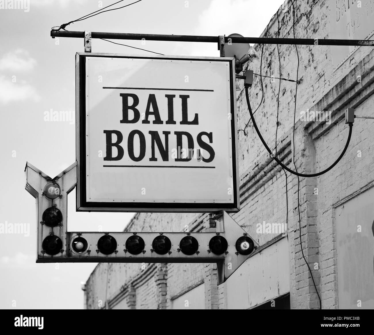 Un bianco arrugginito bail bonds segno ha bisogno di lampadine sostituite ma ancora punti all'ufficio di entrata Foto Stock