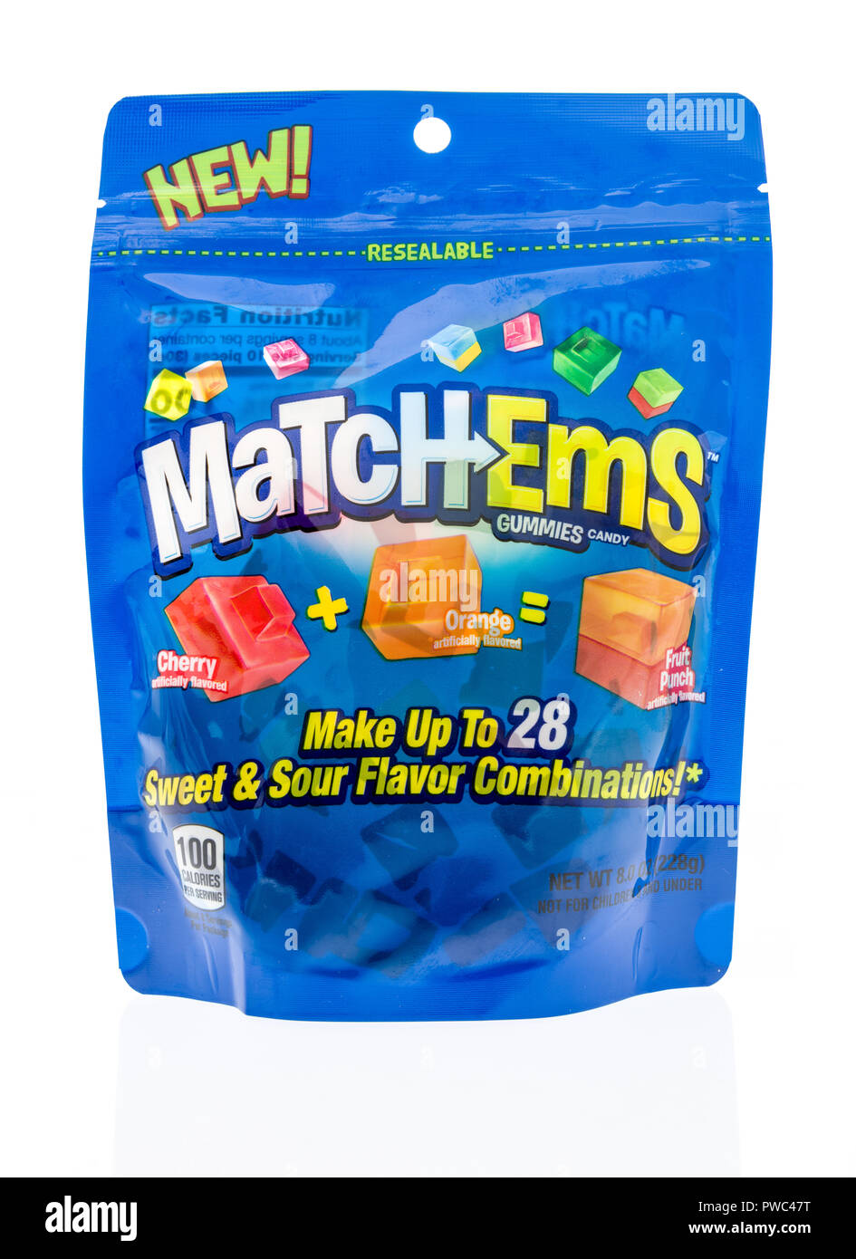 Winneconne, WI - 29 Settembre 2018: un pacchetto di Matchems gummies caramella dolce e aspro sapore combinazioni su un sfondo isolato Foto Stock