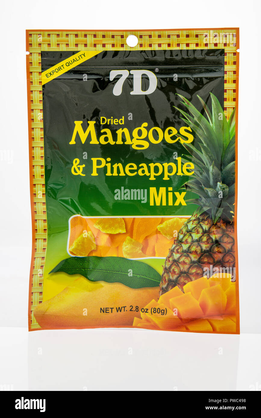 Winneconne, WI - 7 Ottobre 2018: un sacco di 7D essiccato di mango e ananas mix su un sfondo isolato Foto Stock