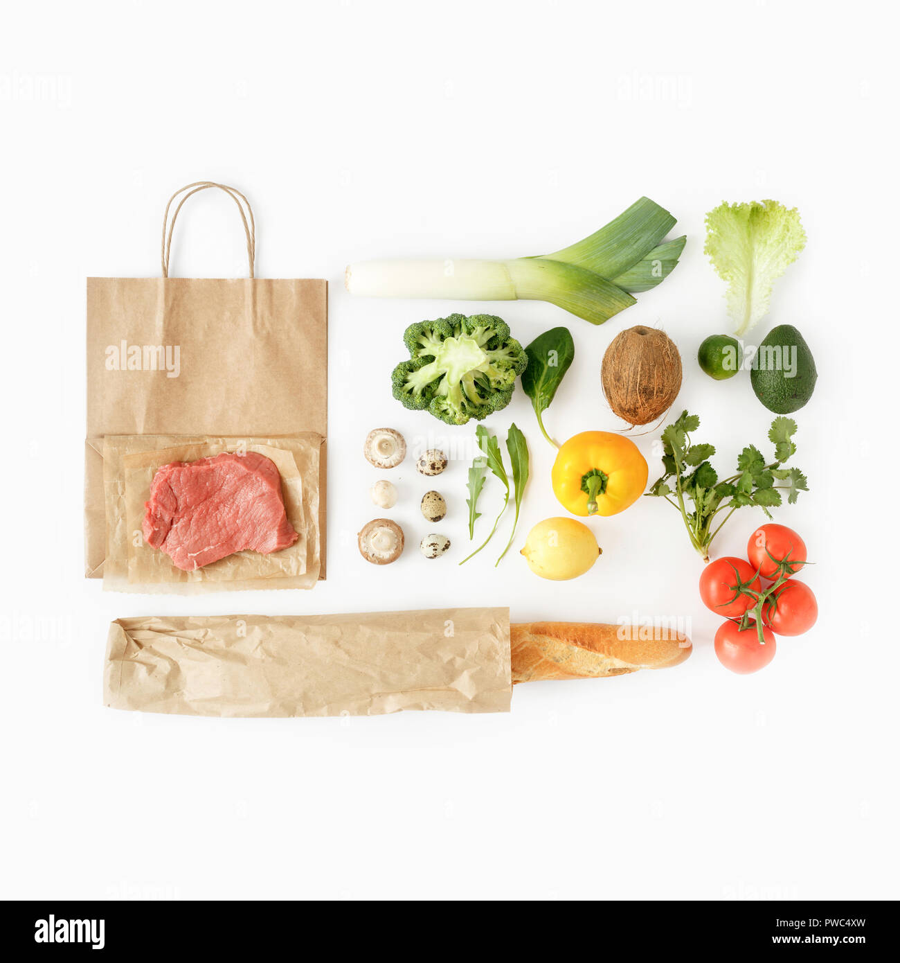 Mangiare sano sfondo, vista dall'alto. Piena sacchetto di carta di diversa della salute alimentare su sfondo bianco. Vista dall'alto. Lay piatto Foto Stock