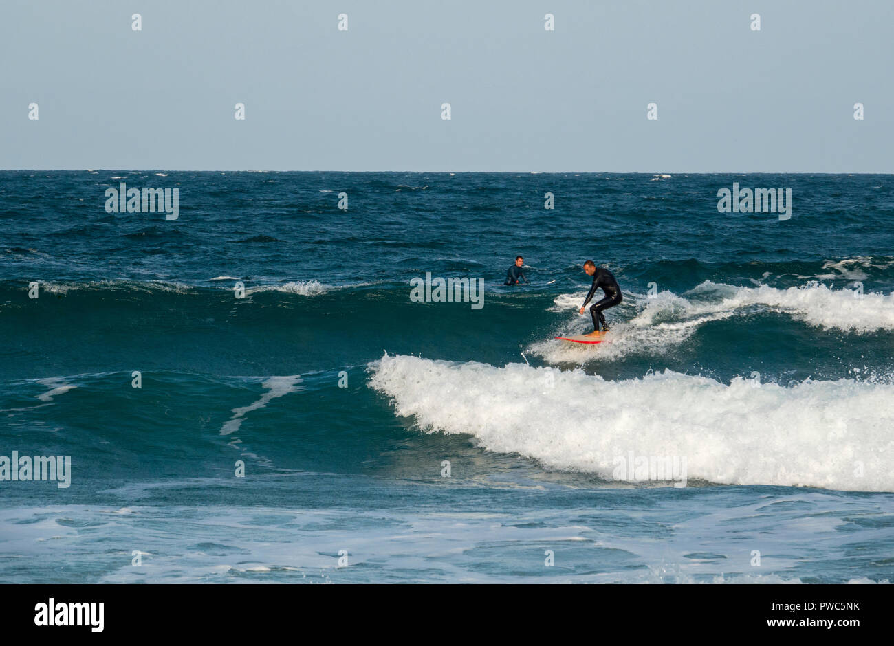 Surfer cavalcare un onda sul Mar Nero in Sozopol Bulgaria Foto Stock