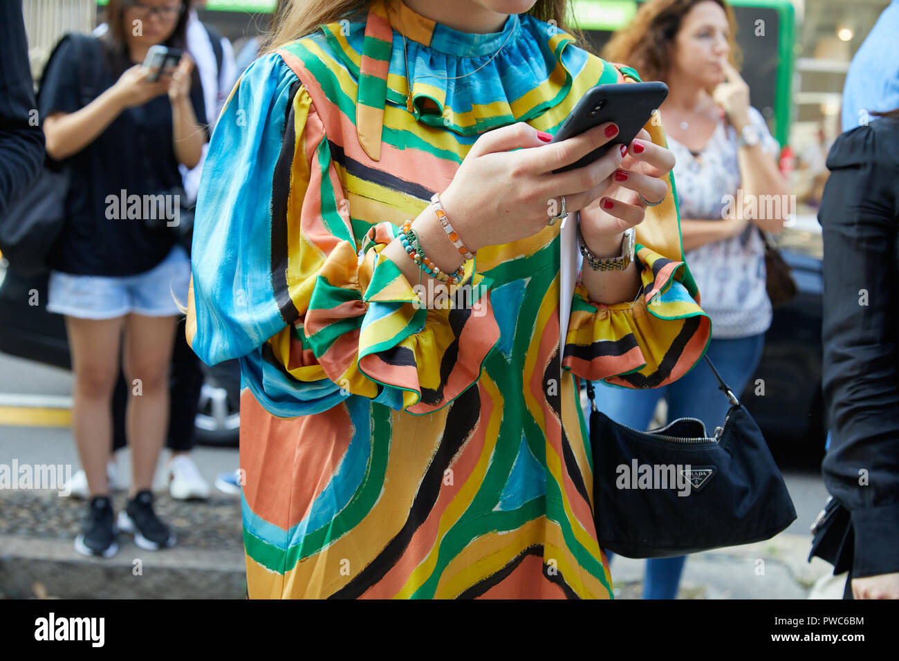 Milano, Italia - 20 settembre 2018: Donna con giallo, arancione, abito blu e verde e la borsa di Prada prima di Max Mara Fashion show, la Settimana della Moda Milanese stre Foto Stock