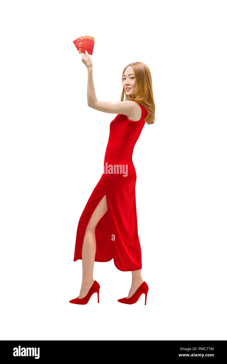 Bella donna cinese con cheongsam dress mostra angpao sulla sua mano isolate su sfondo bianco Foto Stock